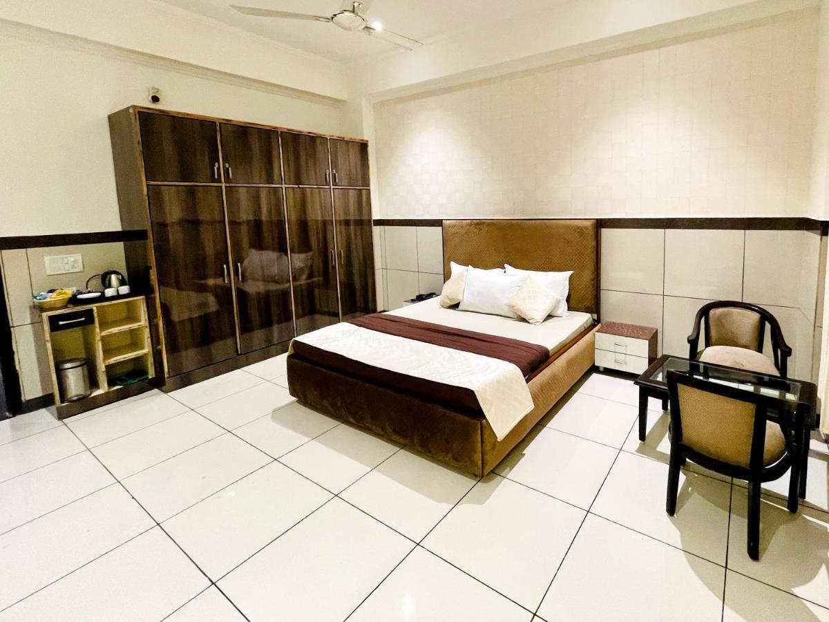 Primrose Hotel And Restaurant Sonipat Ngoại thất bức ảnh
